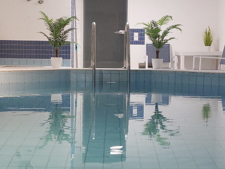 Nur einige Stufen abwärts und Sie sind im Schwimmbad