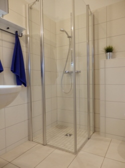Komfortable und helle Glasdusche Komfortable und helle Glasdusche